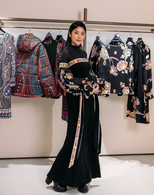 雪國靈感 秋冬真絲印花服飾與鞋帽搭配指南